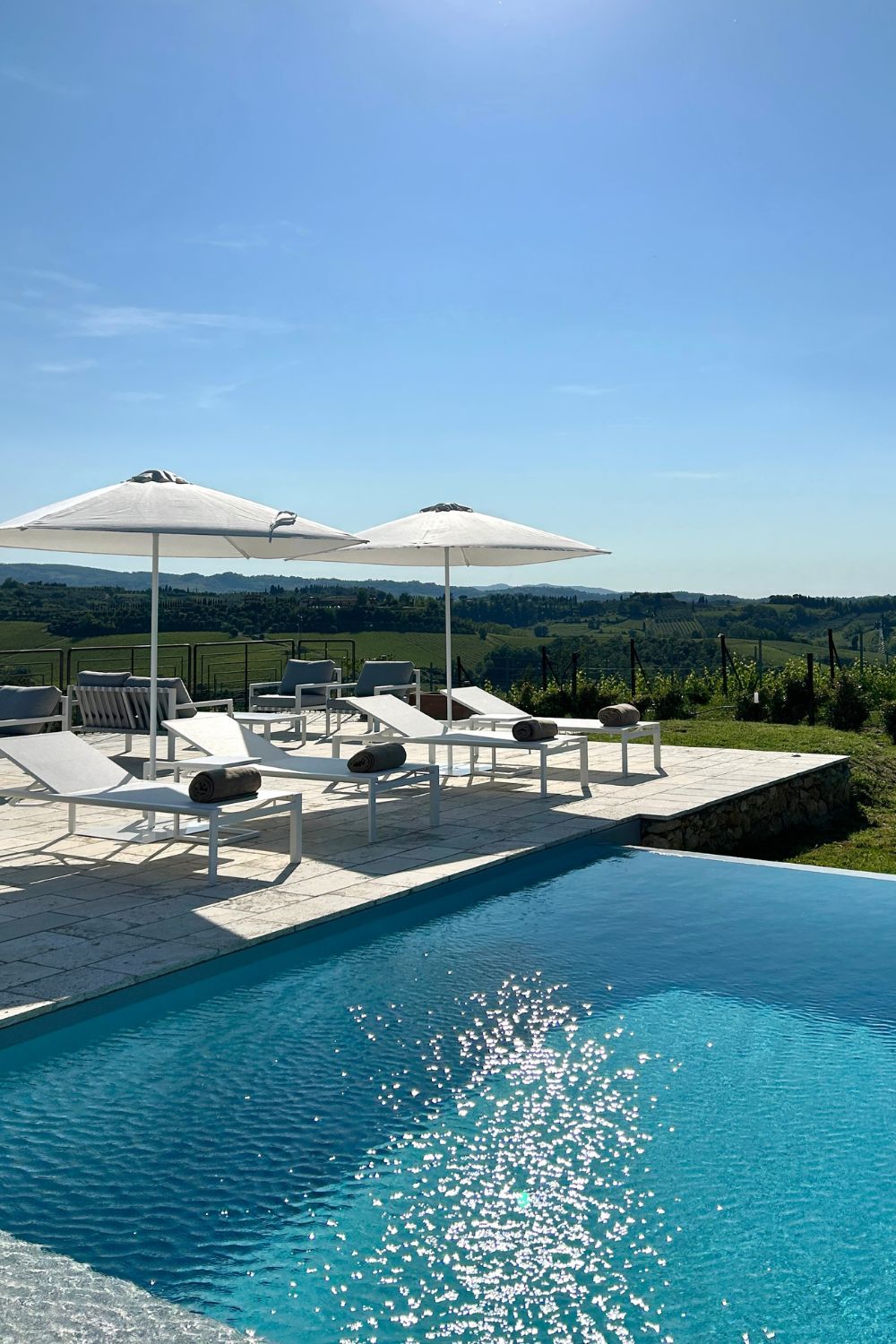piscina di laqua vineyard, nell'hotel firmato cannavacciuolo